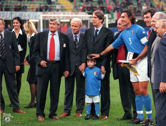در کنار چزاره مالدینی، دینو زوف، جیووانی تراپاتونی و آریگو ساکی و دریافت جایزه ای به مناسبت شکستن رکورد بازی ملی دینو زوف در تیم ملی ایتالیا