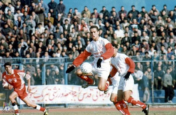 دانلود گل زیبای علی کریمی با پیراهن پرسپولیس به تراکتور سازی در سال 77 با دریبل چندین بازیکن